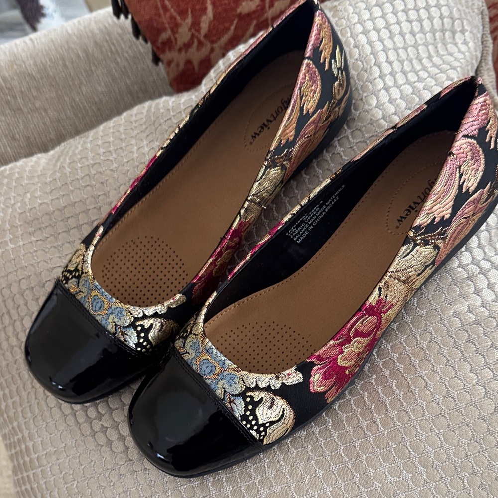 Comfortview Black and Multicolor Floral Loafers